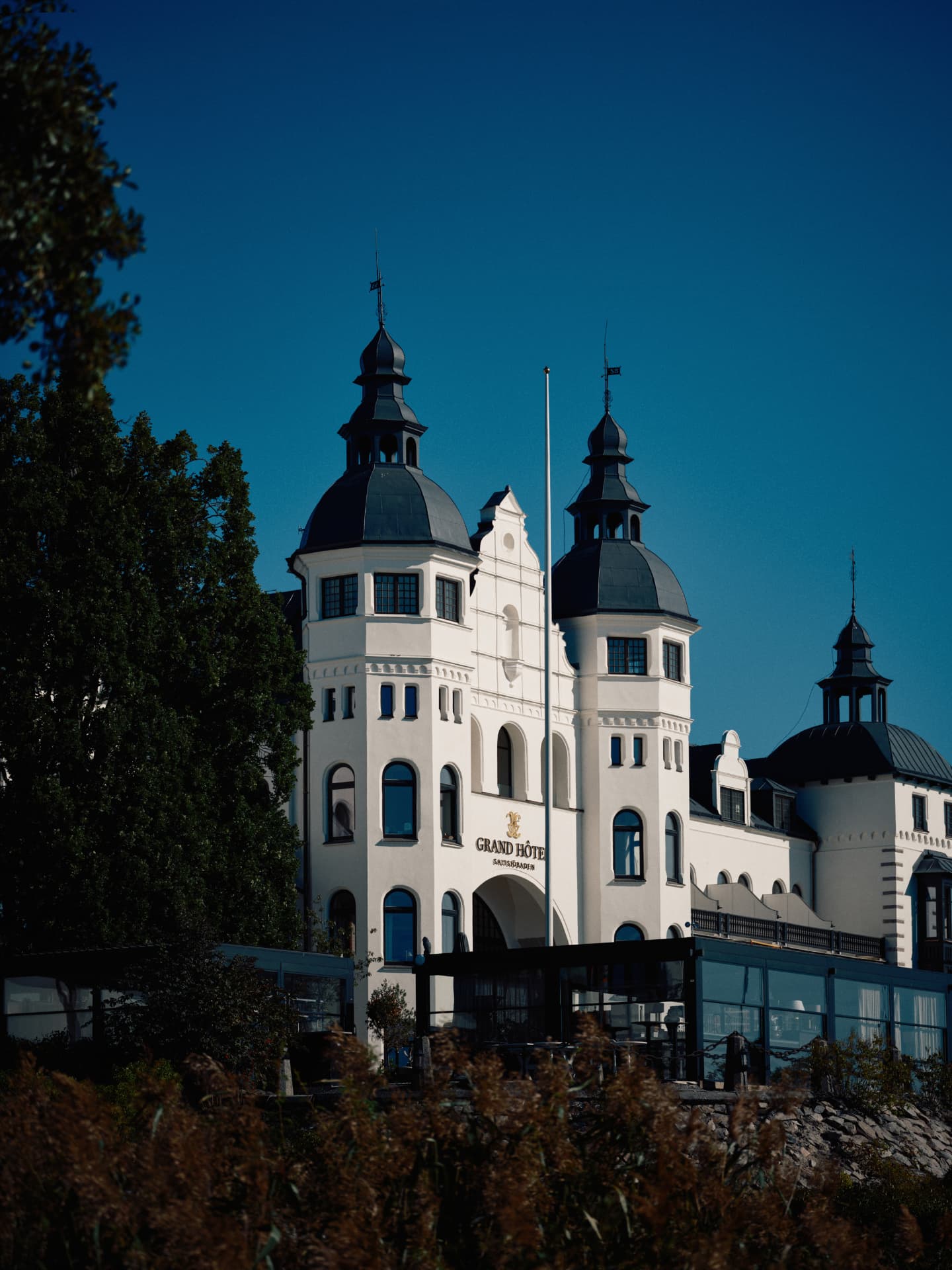 Grand Hotel Saltsjöbaden speglat i hotellviken i Saltsjöbaden